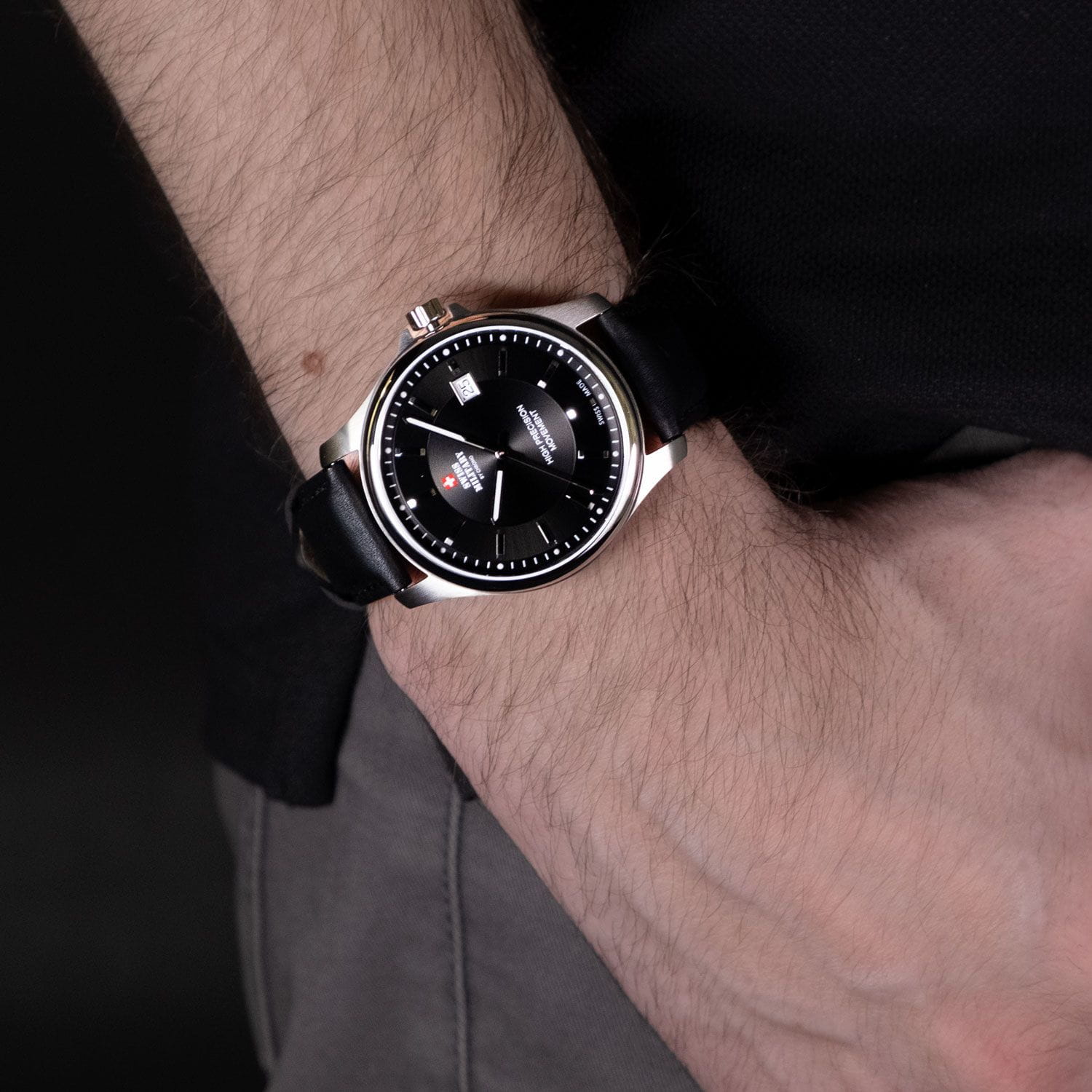Swiss Military by Chrono Swiss Military by Chrono Сверхточные SM30200.10 кварцевые мужские часы часы крупный план черный циферблата