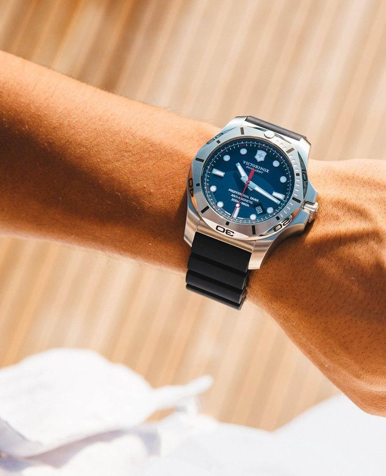 Victorinox Victorinox I.N.O.X. Professional Diver 241734 , наручные мужские часы фото под углом