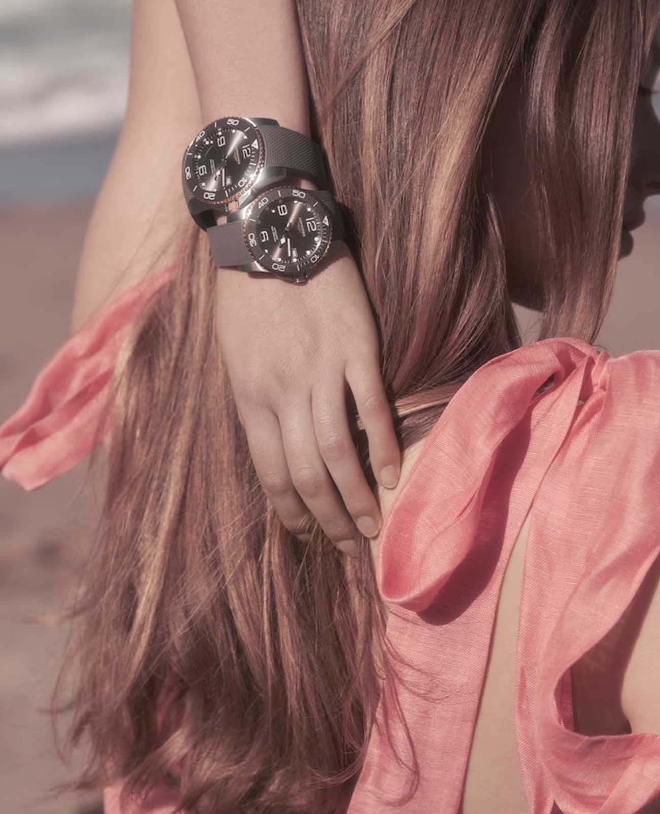 Longines L37803789 женские часы застежка крупным планом