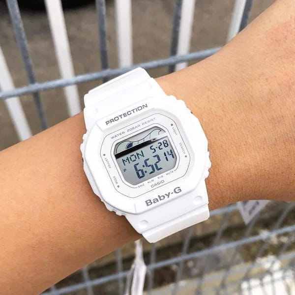 Casio Casio Baby-G BLX-560-7E , наручные женские часы фото под углом