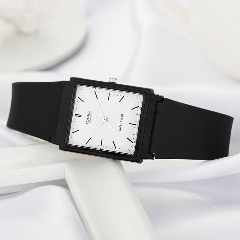 Casio MQ-27-7E мужские часы застежка крупным планом