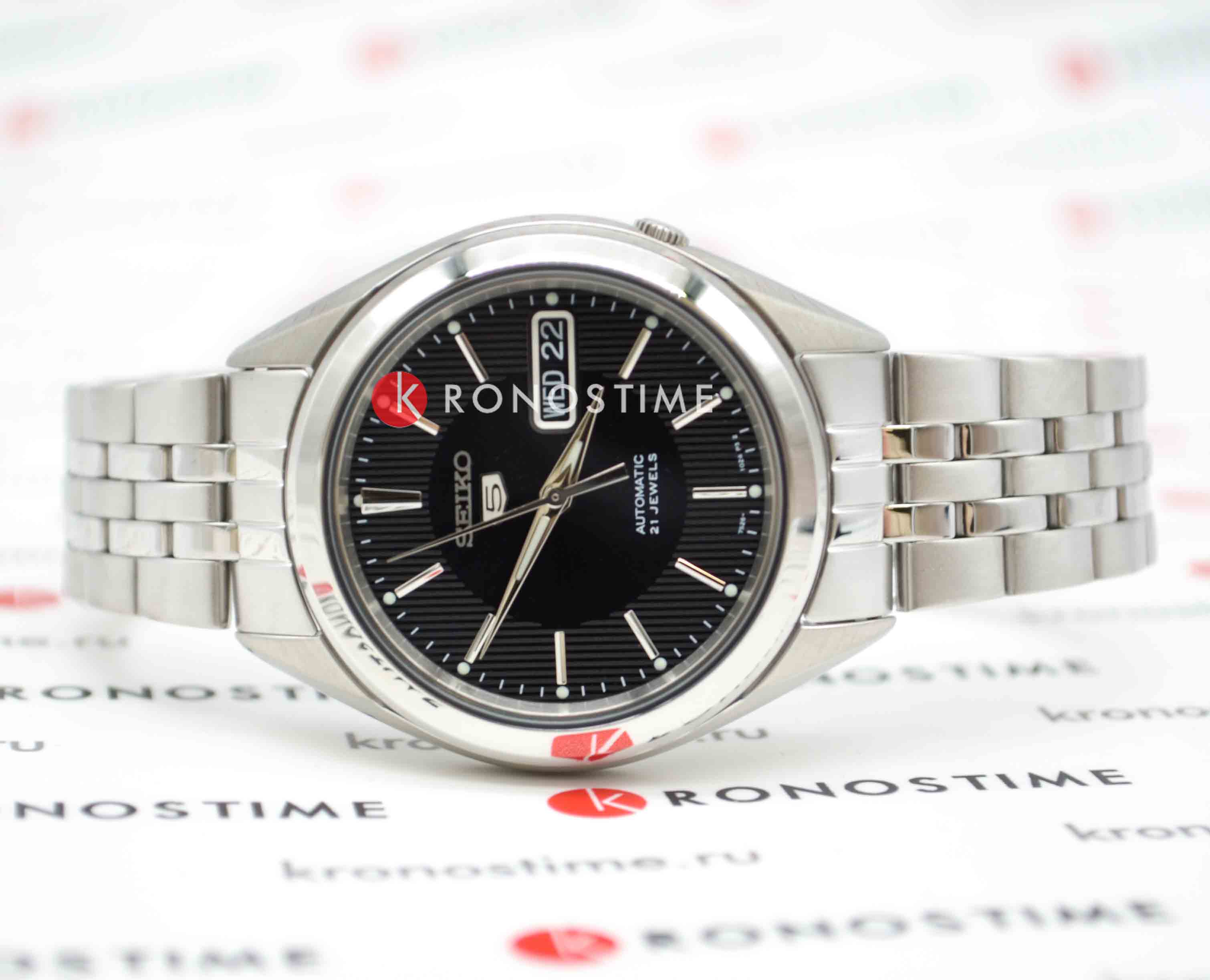 Seiko Seiko 5 Regular SNKL23K1, 5 regular япония мужские часы на браслете нержавеющая сталь боковой вид