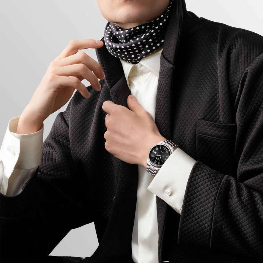 Longines L28934596 мужские часы застежка крупным планом