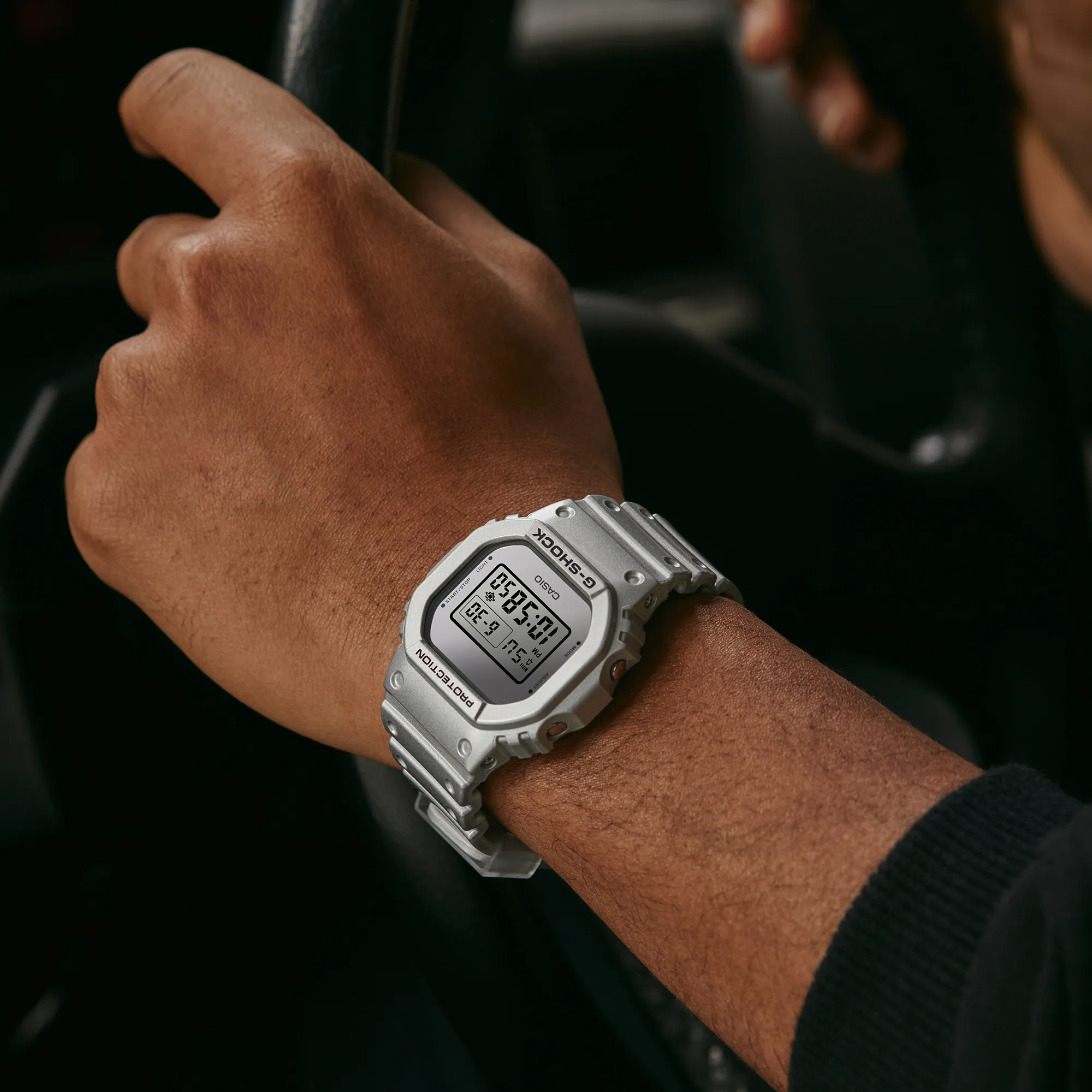 Casio Casio G-Shock DW-5600FF-8DR (DW-5600FF-8) DW-5600, наручные мужские часы фото под углом