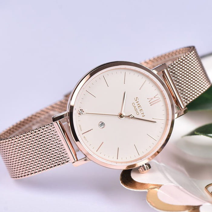 Casio SHE-4539CGM-4AUDF женские часы застежка крупным планом