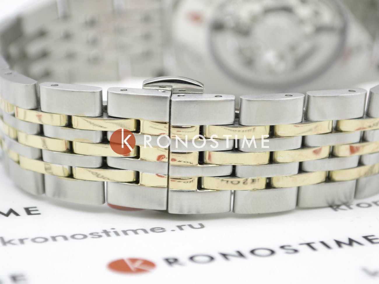 Emporio Armani AR60002 мужские часы застежка крупным планом