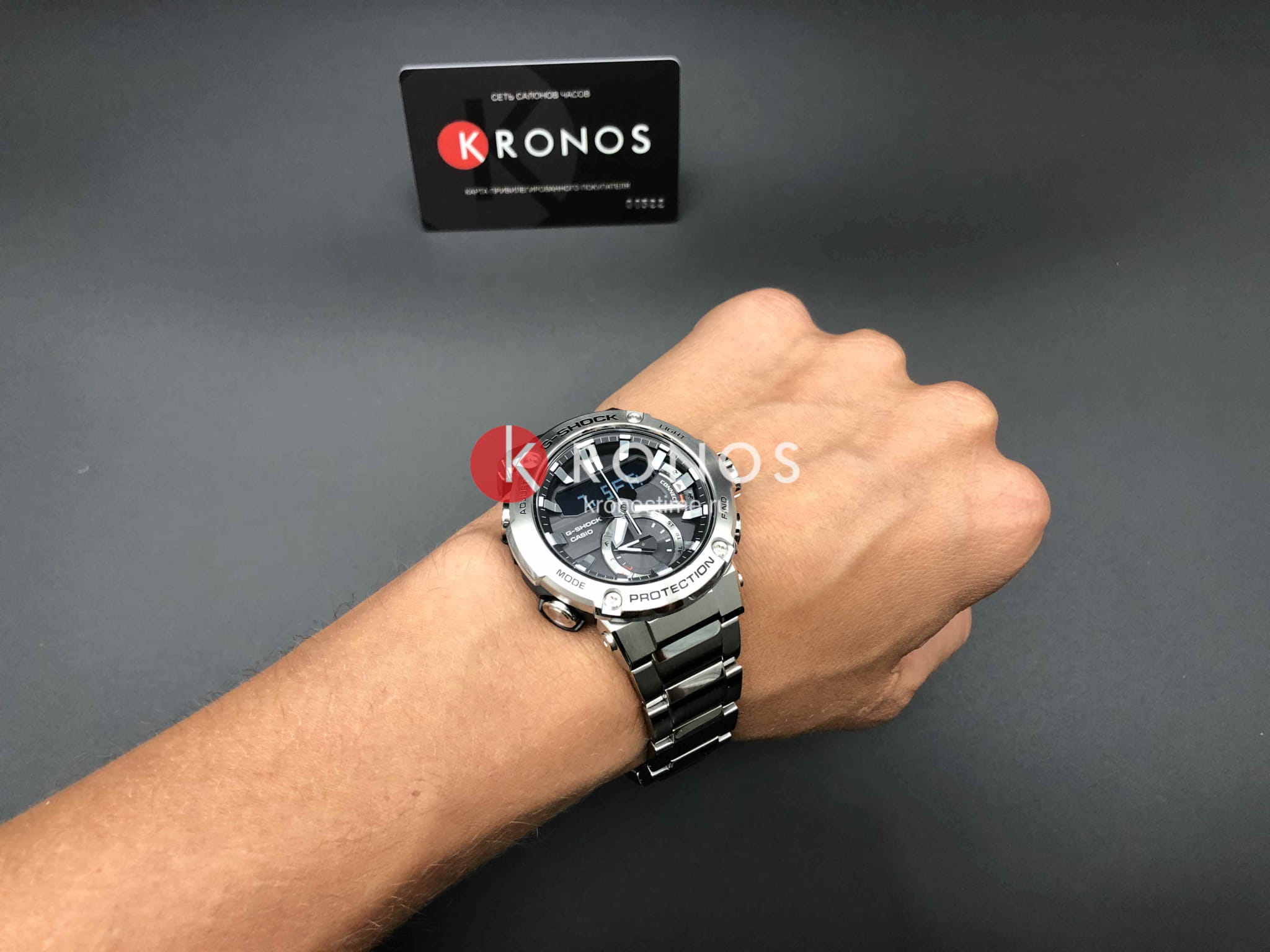 Боковая сторона корпуса Casio Casio G-Shock GST-B200D-1A с заводной головкой и логотипом бренда
