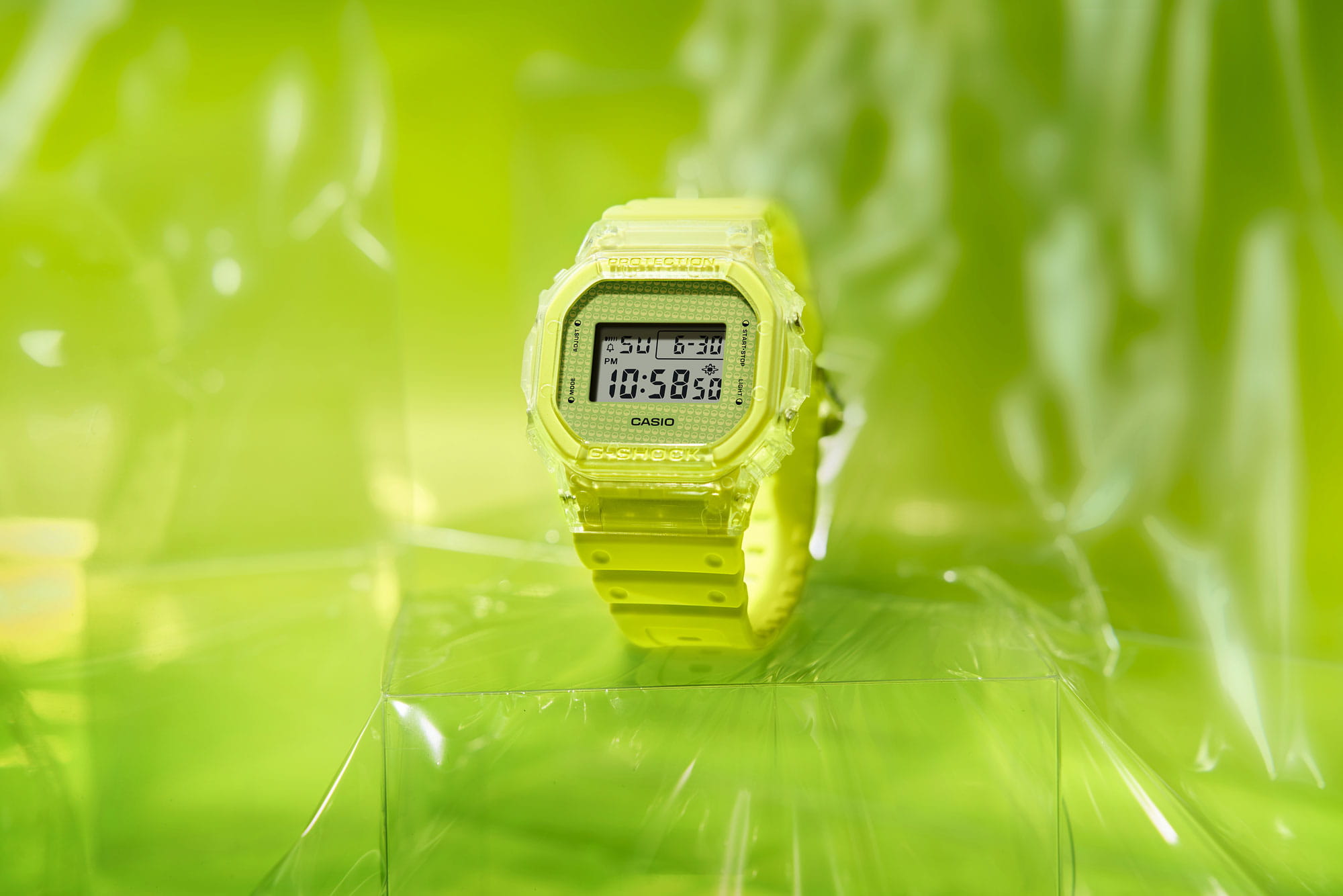 Casio DW-5600GL-9 мужские часы застежка крупным планом