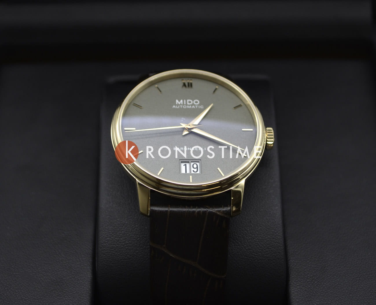 Mido M0274263608800 мужские часы застежка крупным планом