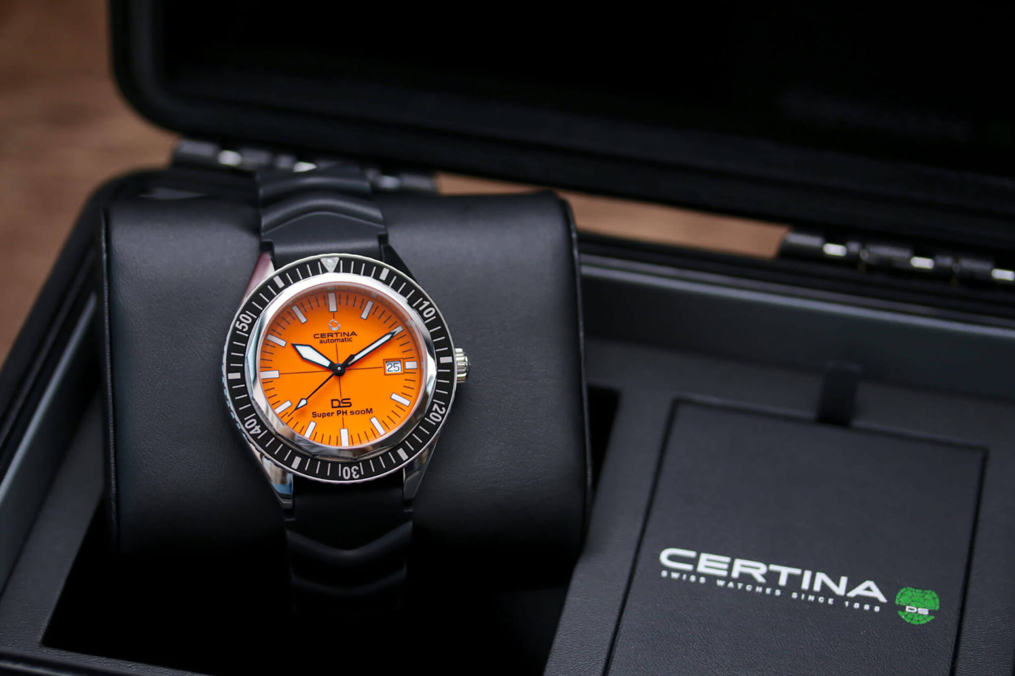 Certina C0374071728010 мужские часы застежка крупным планом