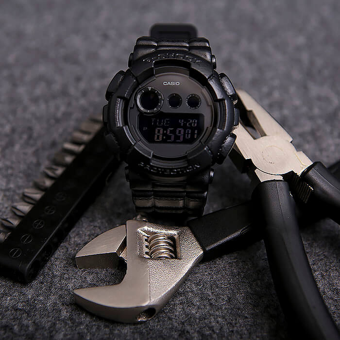 Casio GD-120BT-1E мужские часы застежка крупным планом